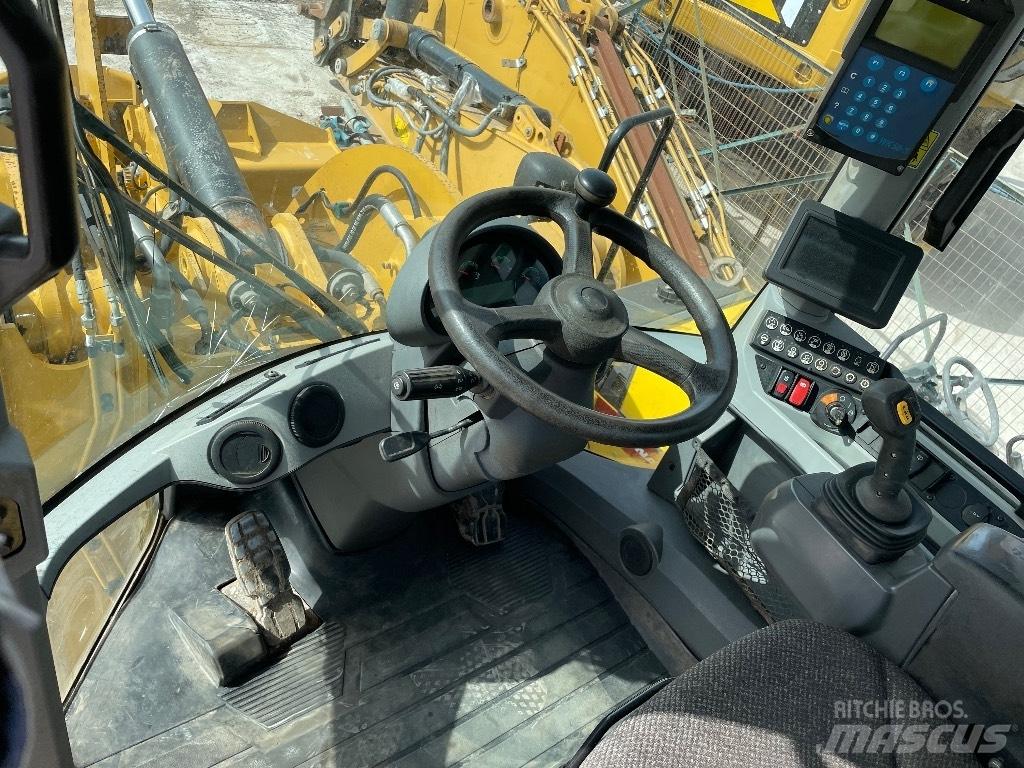 CAT 926M Pale gommate