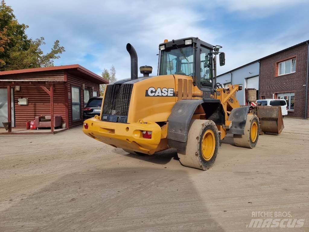 CASE 721 D Pale gommate