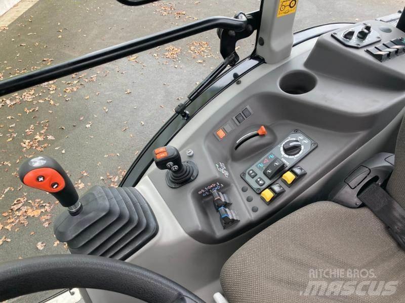 CLAAS NEXOS 240 M Trattori