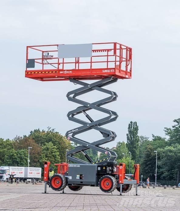 SkyJack 6832RTE Piattaforme a pantografo