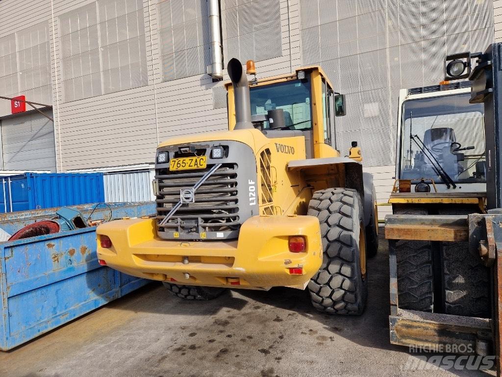 Volvo L 120 F Pale gommate
