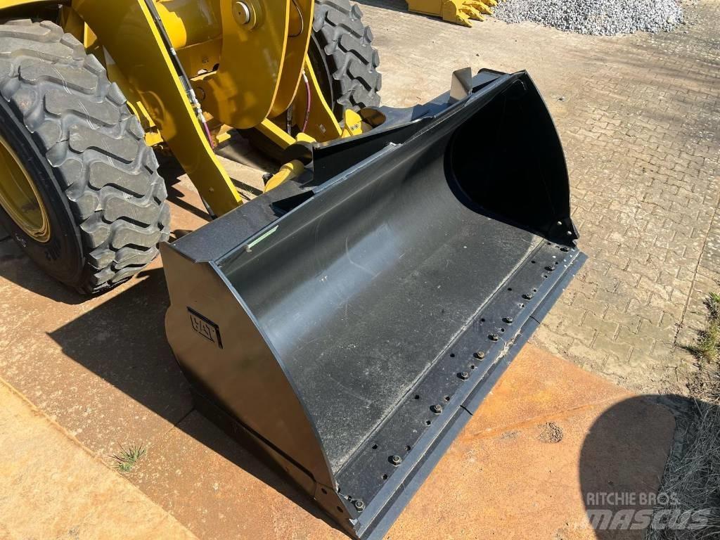 CAT 926M Pale gommate