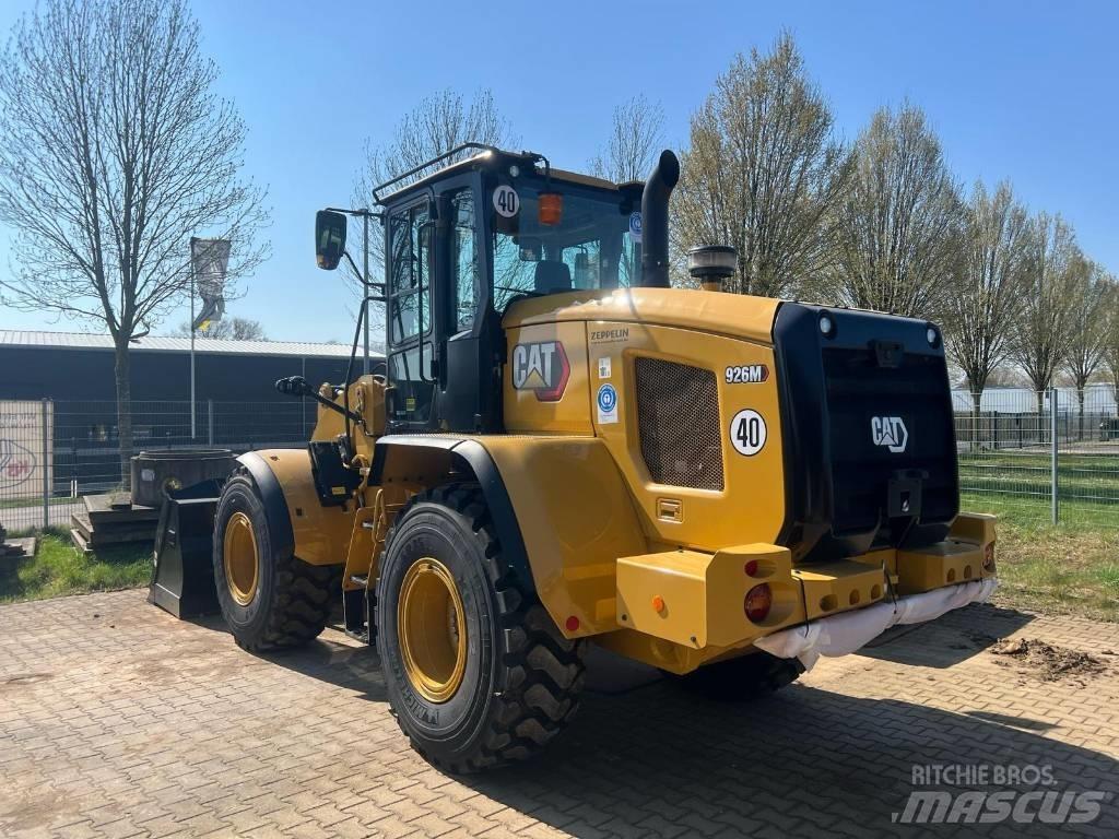 CAT 926M Pale gommate
