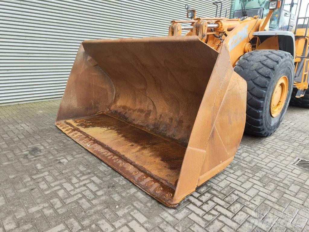 CASE 1221E Pale gommate