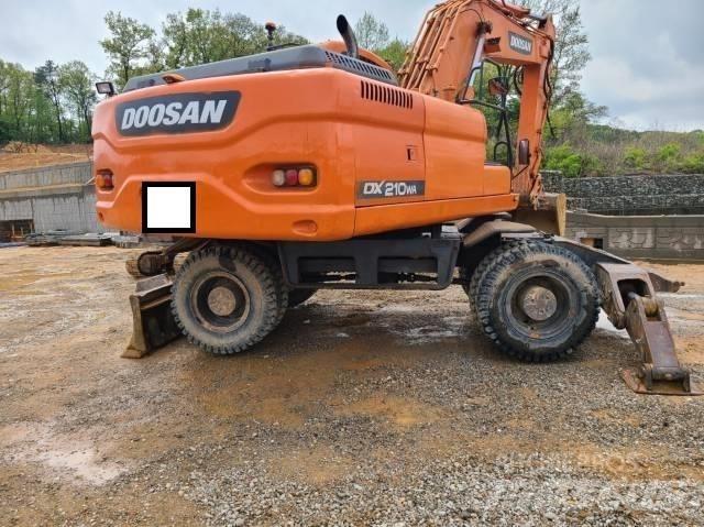 Doosan DX 210 W Escavatori gommati