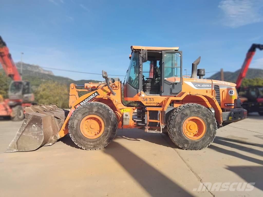 Doosan DL 250-5 Pale gommate