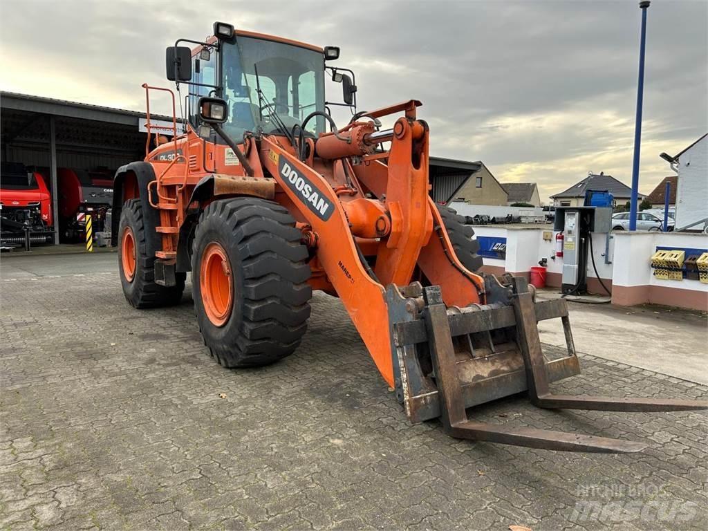 Doosan DL 300 Pale gommate