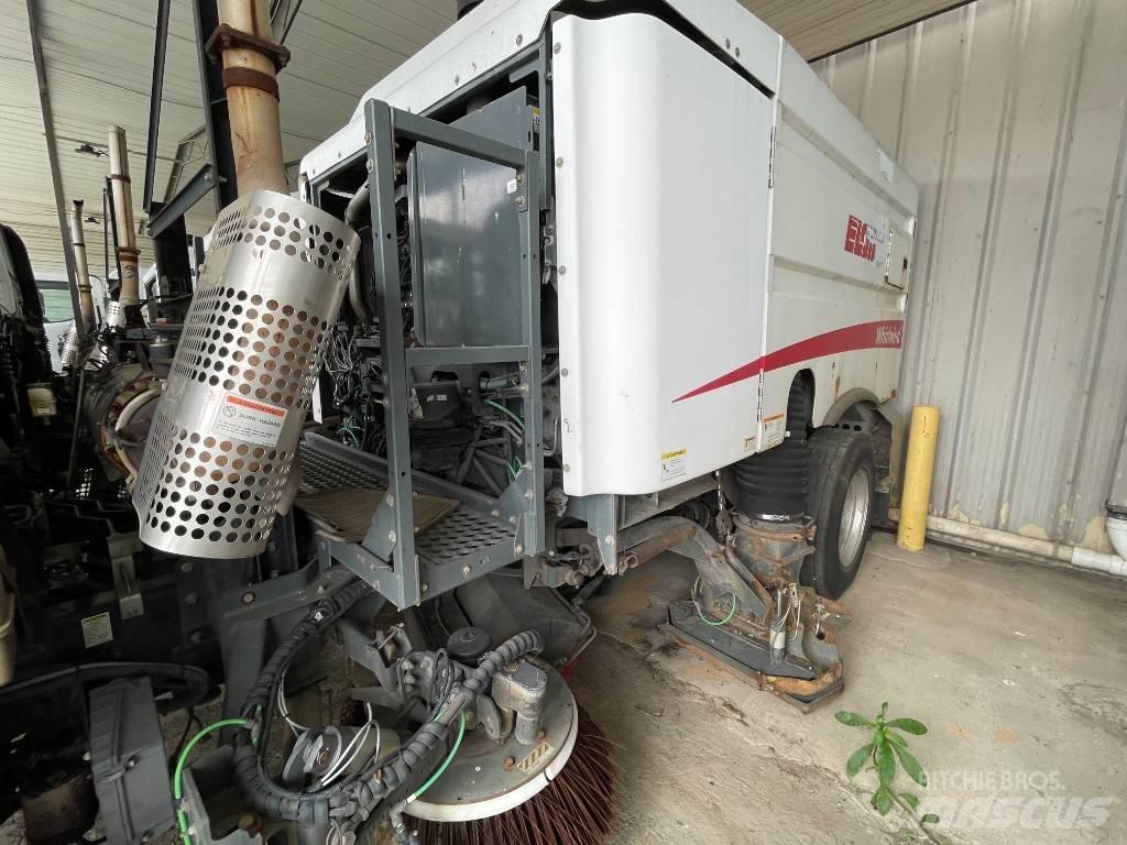 UD 3300 Autocarro spazzatrice