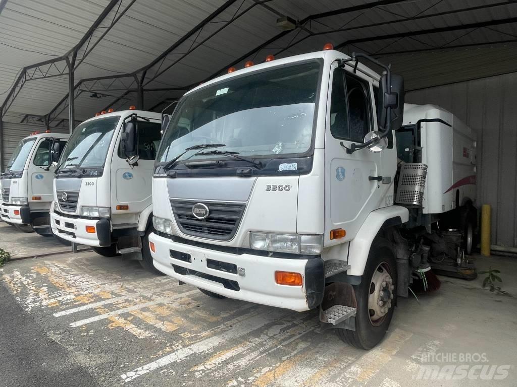 UD 3300 Autocarro spazzatrice