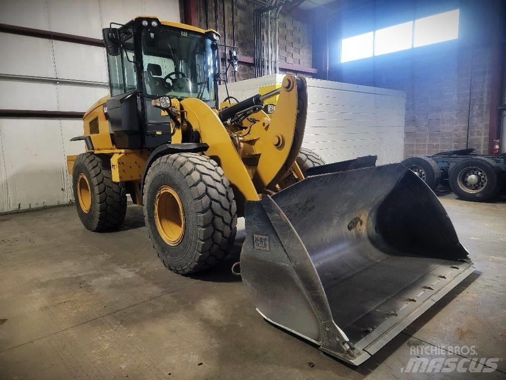CAT 926M Pale gommate