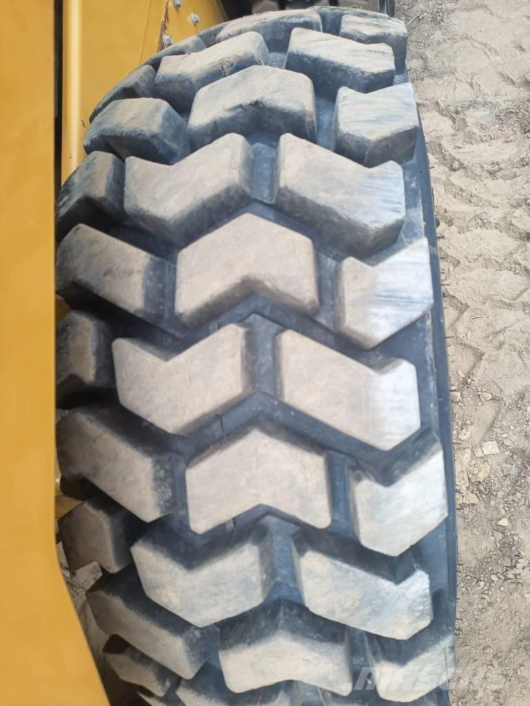CAT 262 D XPS Mini Pale Gommate