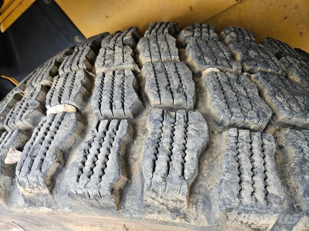 CAT 930 K Pale gommate