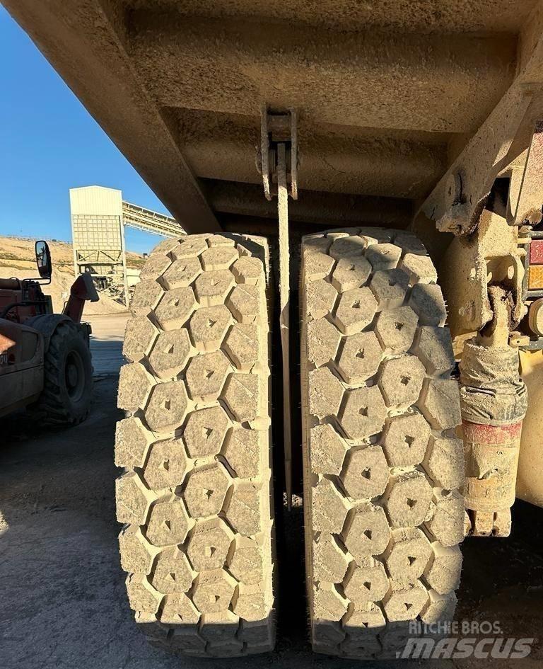 CAT 769 D Dumper a telaio rigido