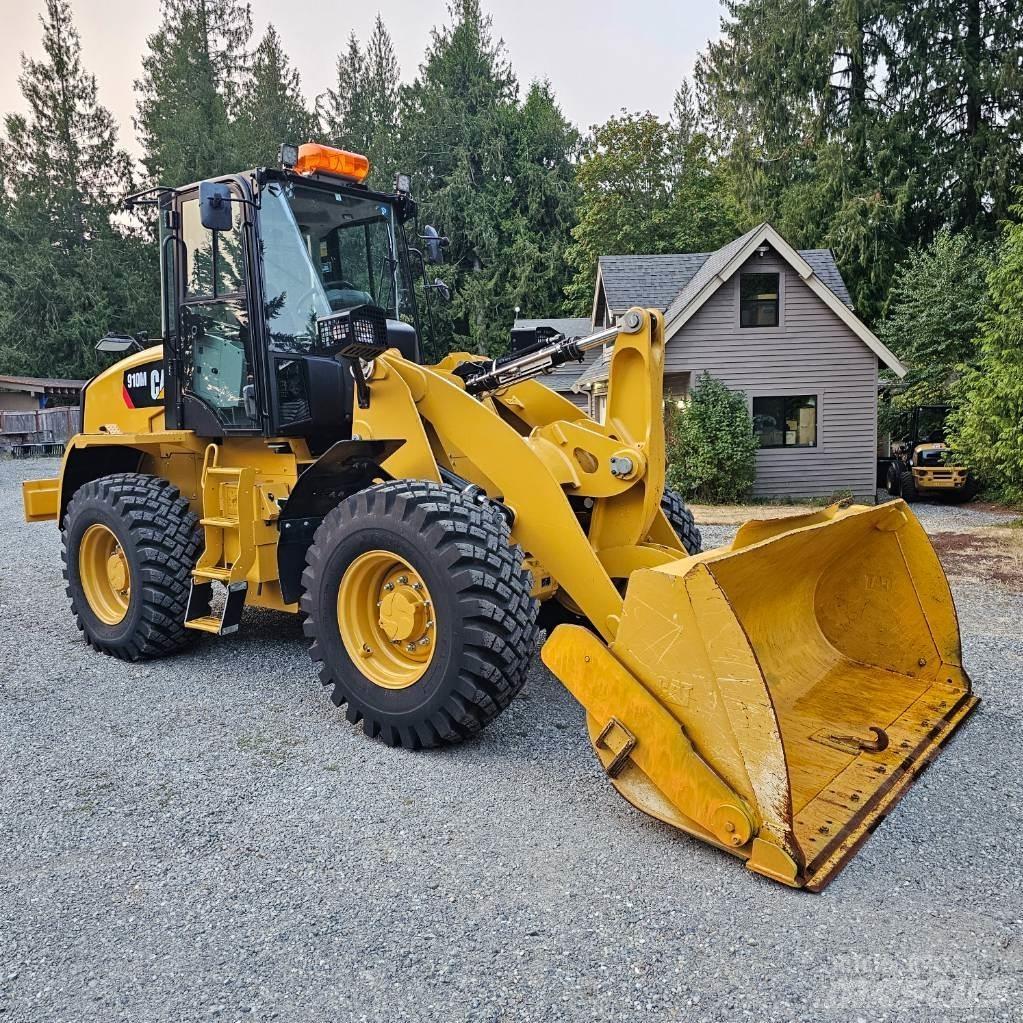 CAT 910M Pale gommate