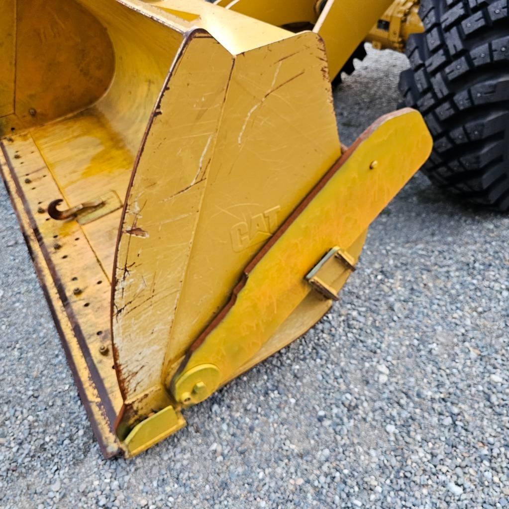 CAT 910M Pale gommate
