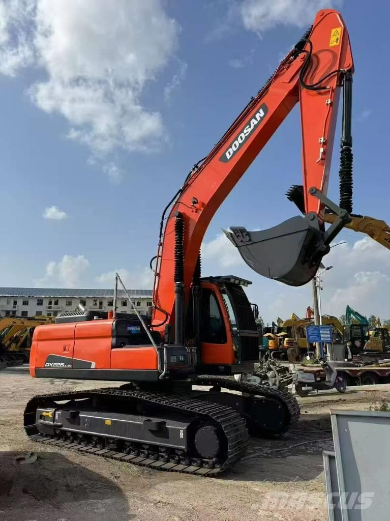 Doosan 225 LCA Escavatori cingolati