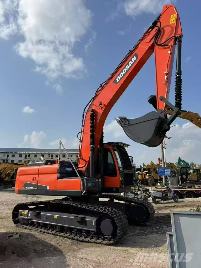 Doosan 225 LCA Escavatori cingolati