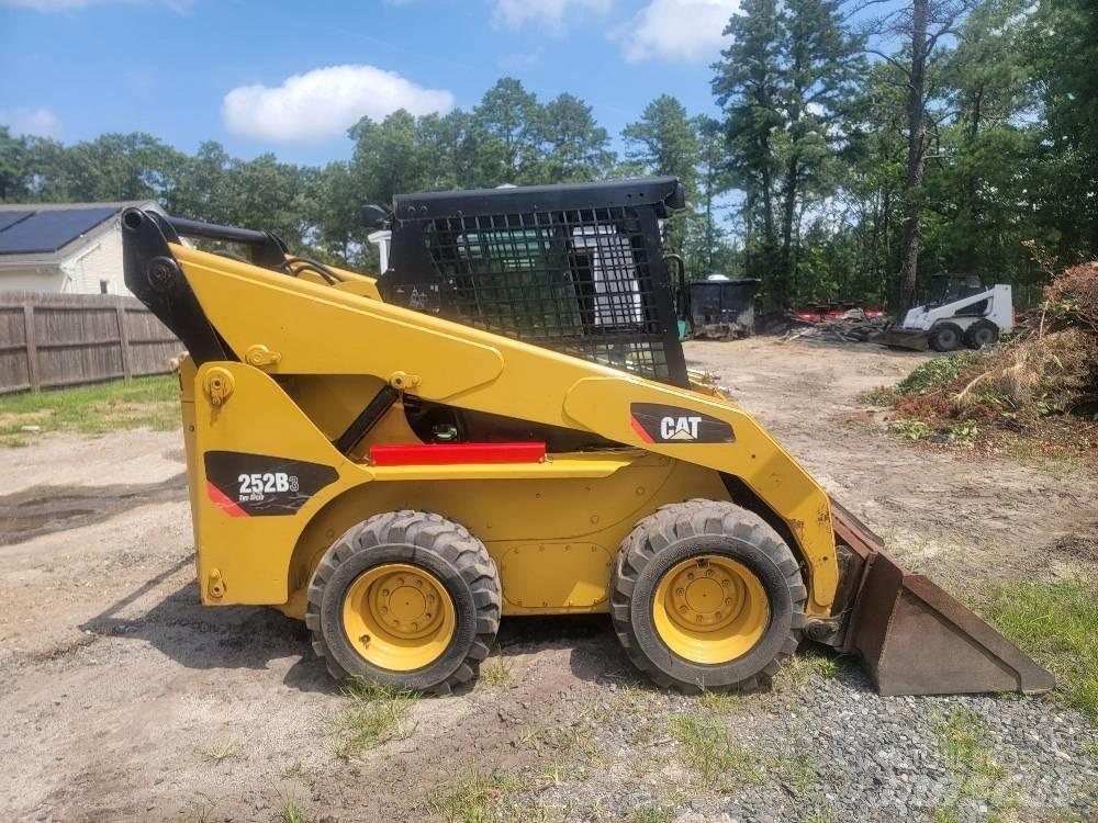 CAT 252 B 3 Mini Pale Gommate