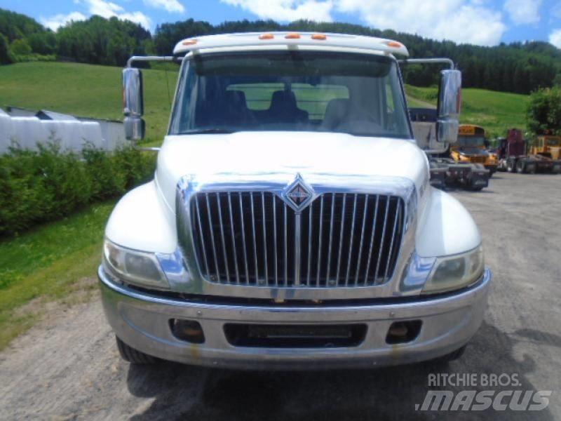 International 4200 Camion con sponde ribaltabili