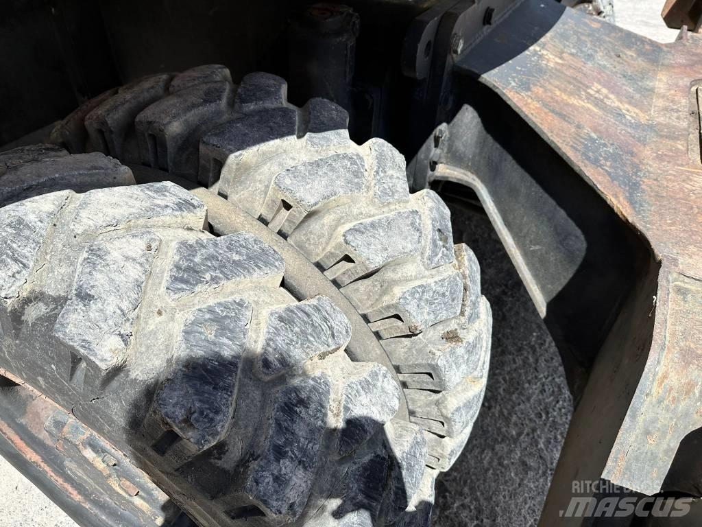 Komatsu PW130 ES-6K Escavatori gommati