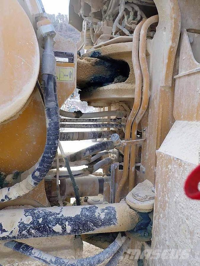 CAT 988K Pale gommate