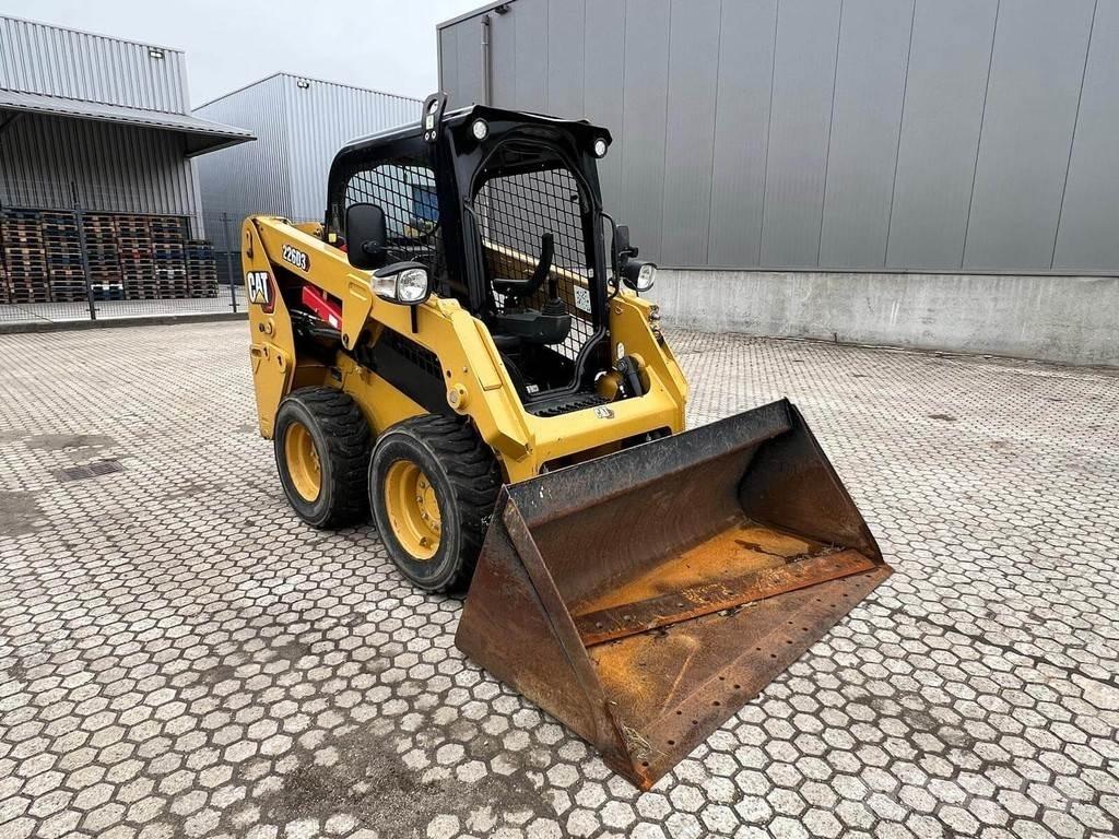 CAT 226D Mini Pale Gommate