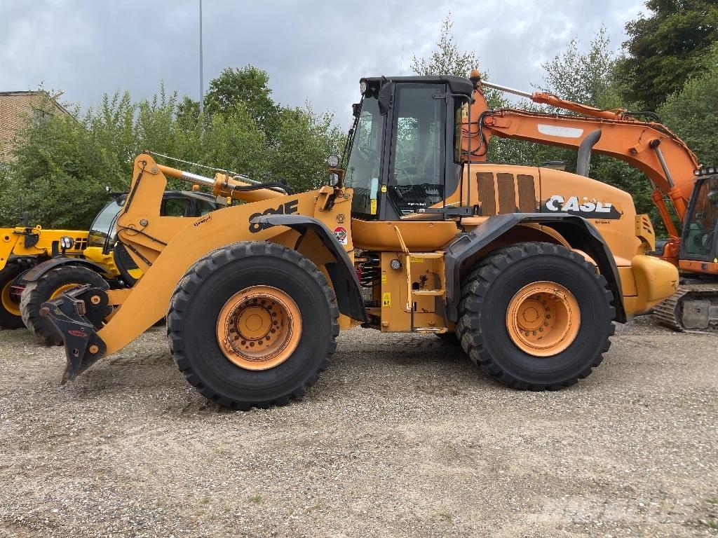 CASE 821 E Pale gommate