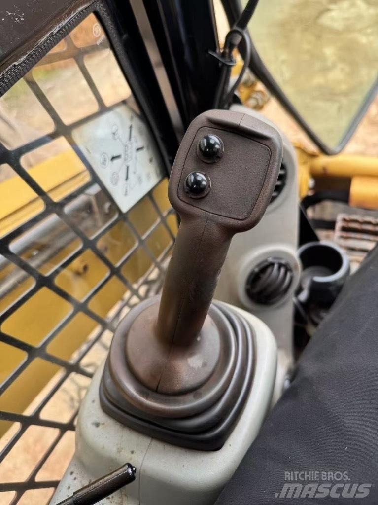 CAT 246 C Mini Pale Gommate
