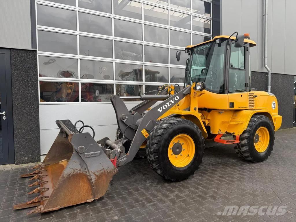 Volvo L30G Pale gommate
