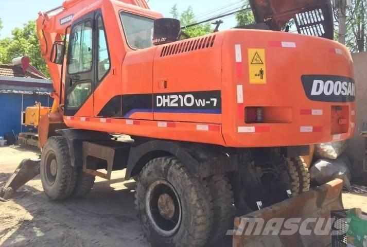 Doosan DH210W Escavatori gommati