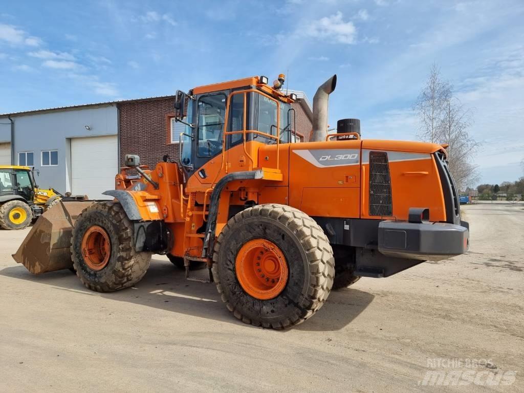 Doosan DL 300-5 Pale gommate