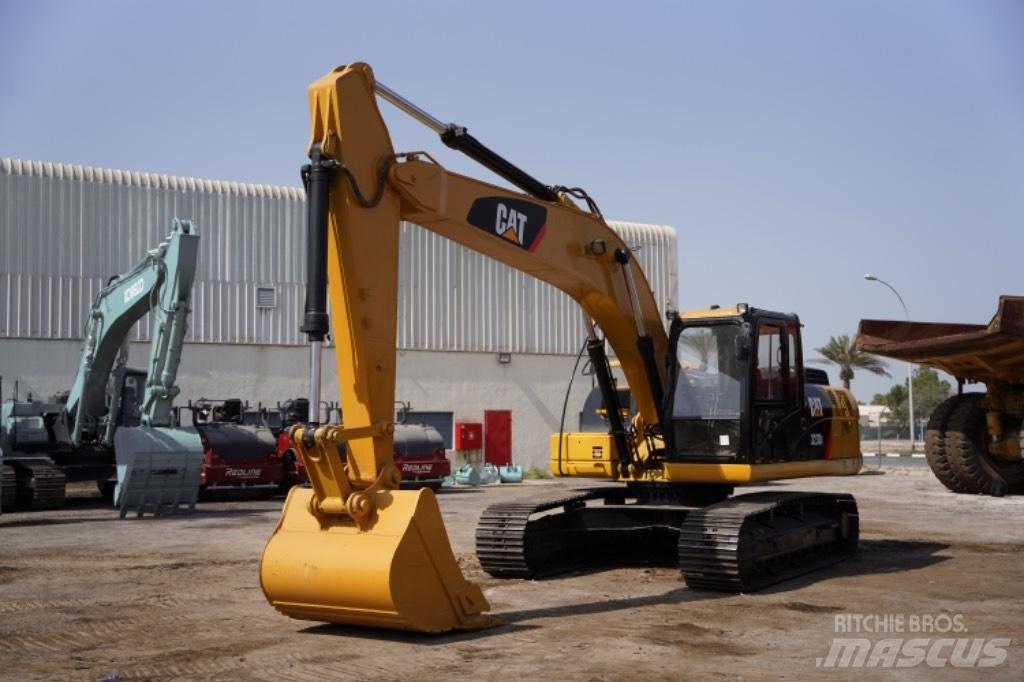 CAT 323D3 Escavatori gommati