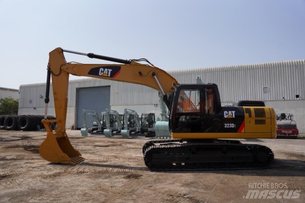 CAT 323D3 Escavatori gommati