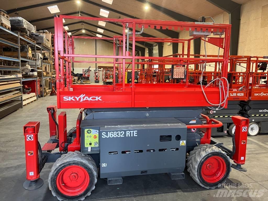 SkyJack SJ 6832 RTE Piattaforme a pantografo