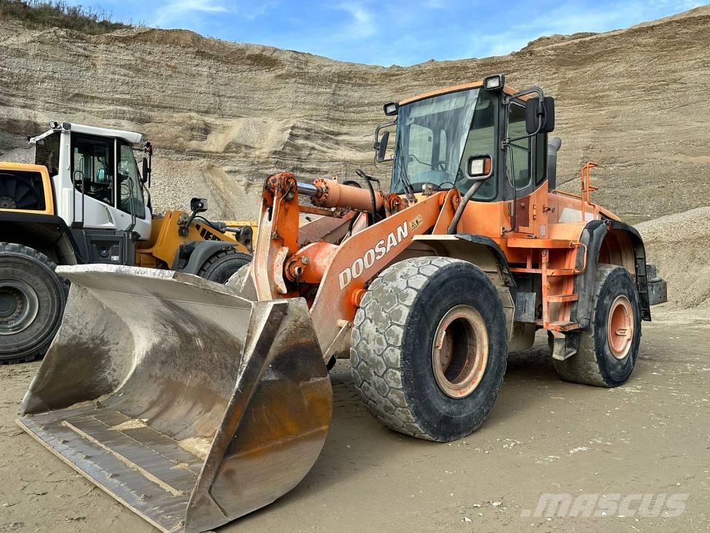 Doosan DL 300 Pale gommate