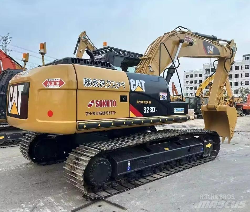 CAT 323 Escavatori cingolati