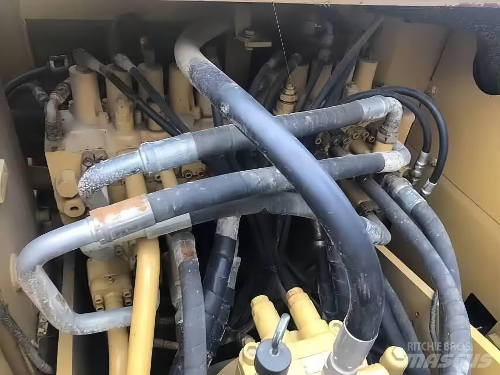 CAT 323 Escavatori cingolati