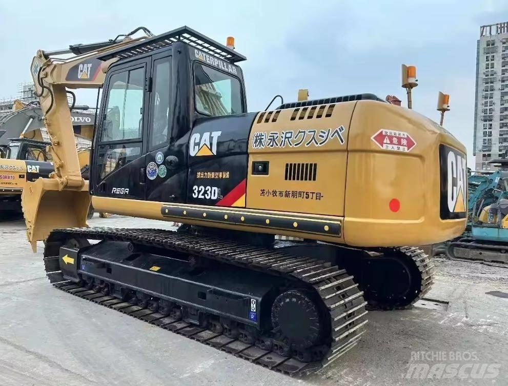 CAT 323 Escavatori cingolati