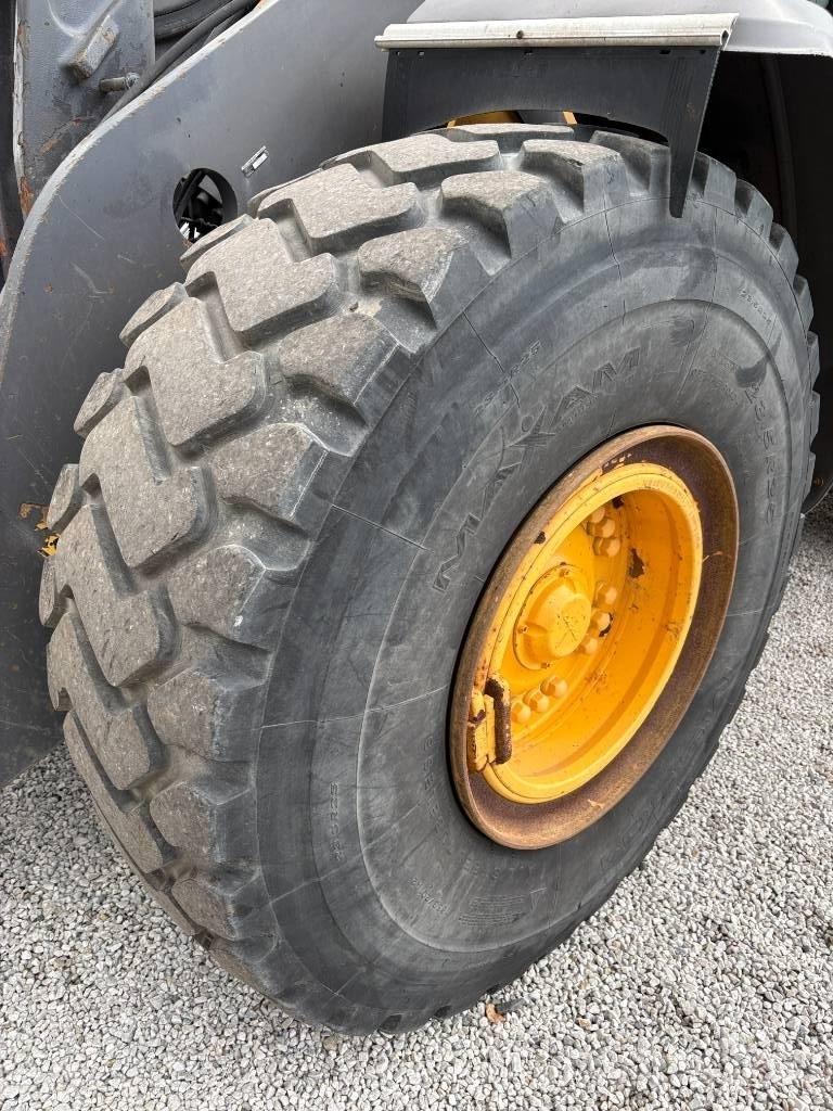 Volvo L 120 H Pale gommate