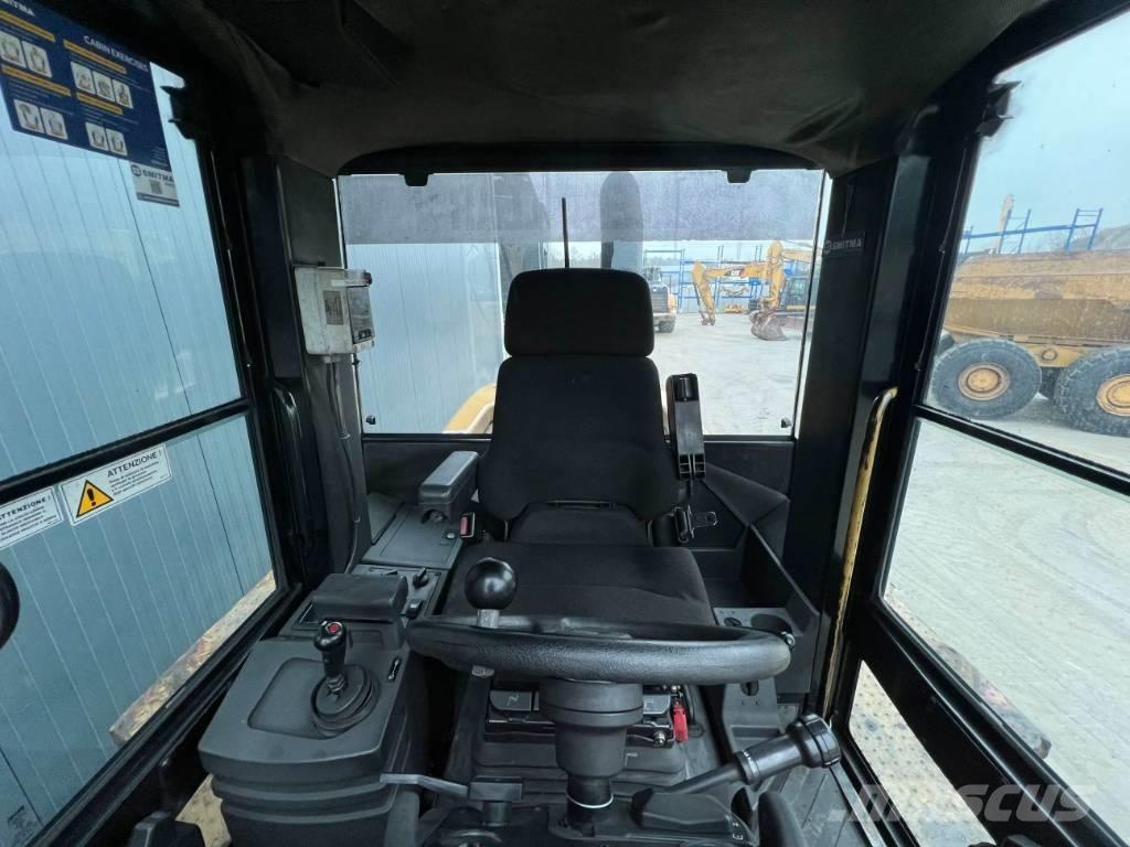 CAT 938G Pale gommate