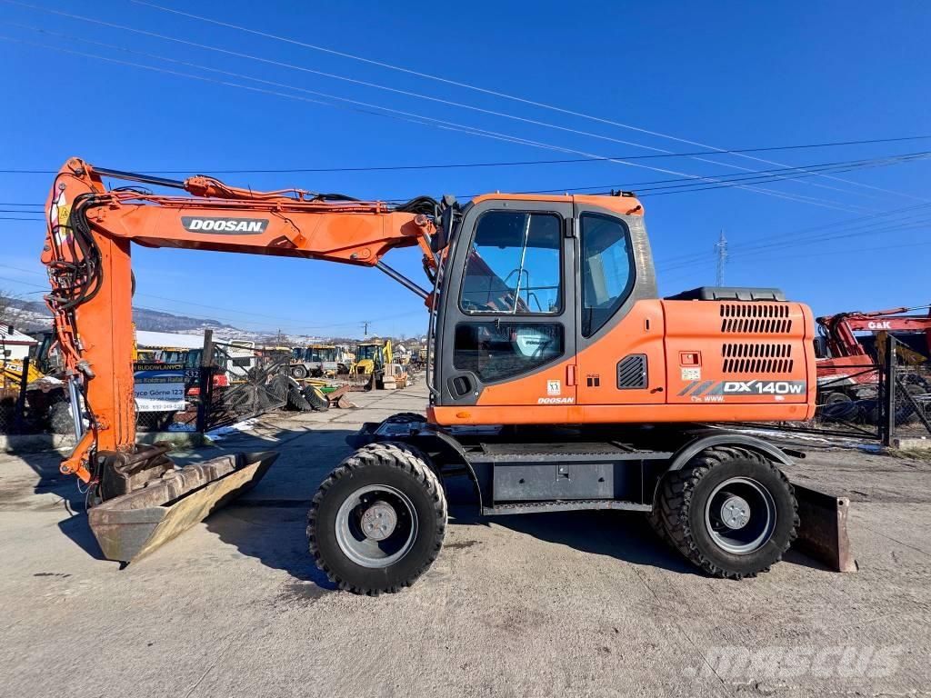 Doosan DX 140 W-3 Escavatori gommati