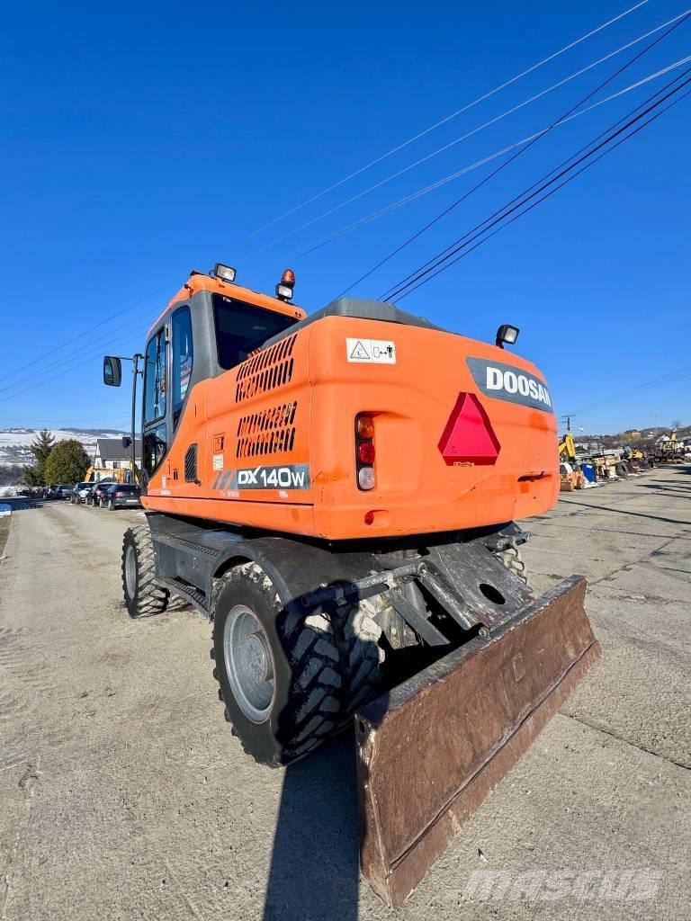 Doosan DX 140 W-3 Escavatori gommati