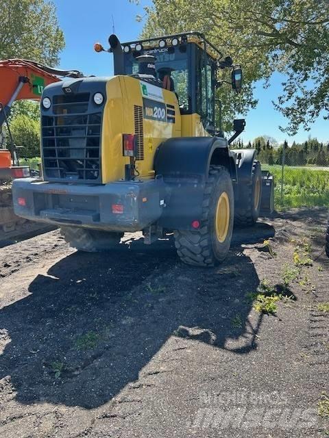 Komatsu WA200-8 Pale gommate
