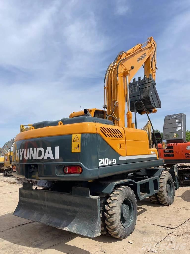 Hyundai R210W-9 Escavatori gommati