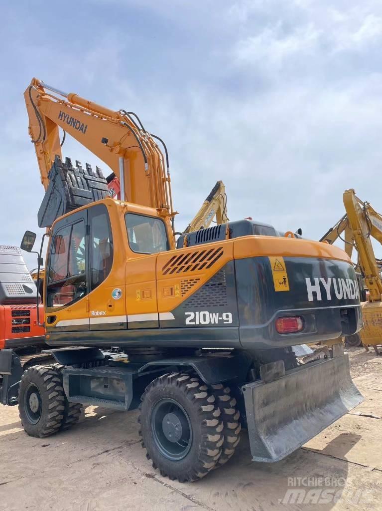Hyundai R210W-9 Escavatori gommati