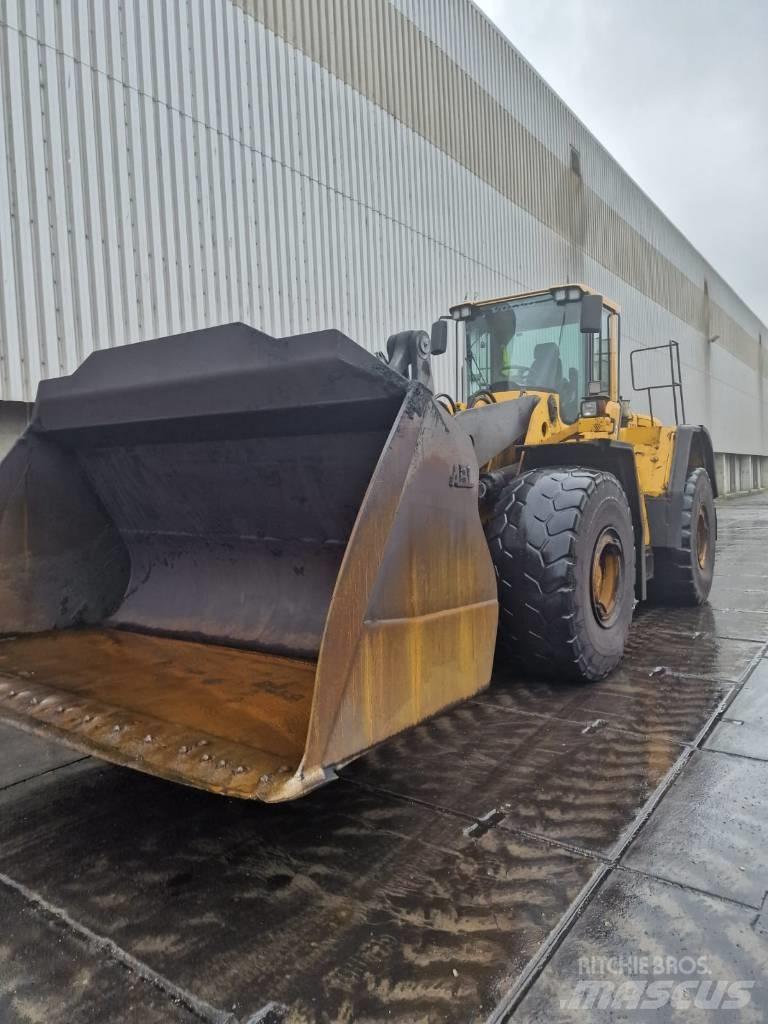 Volvo L 220 F Pale gommate