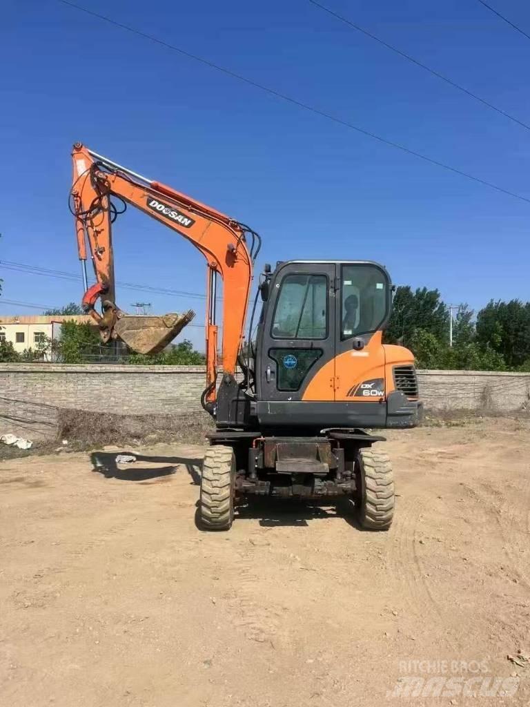 Doosan DX60W Escavatori gommati