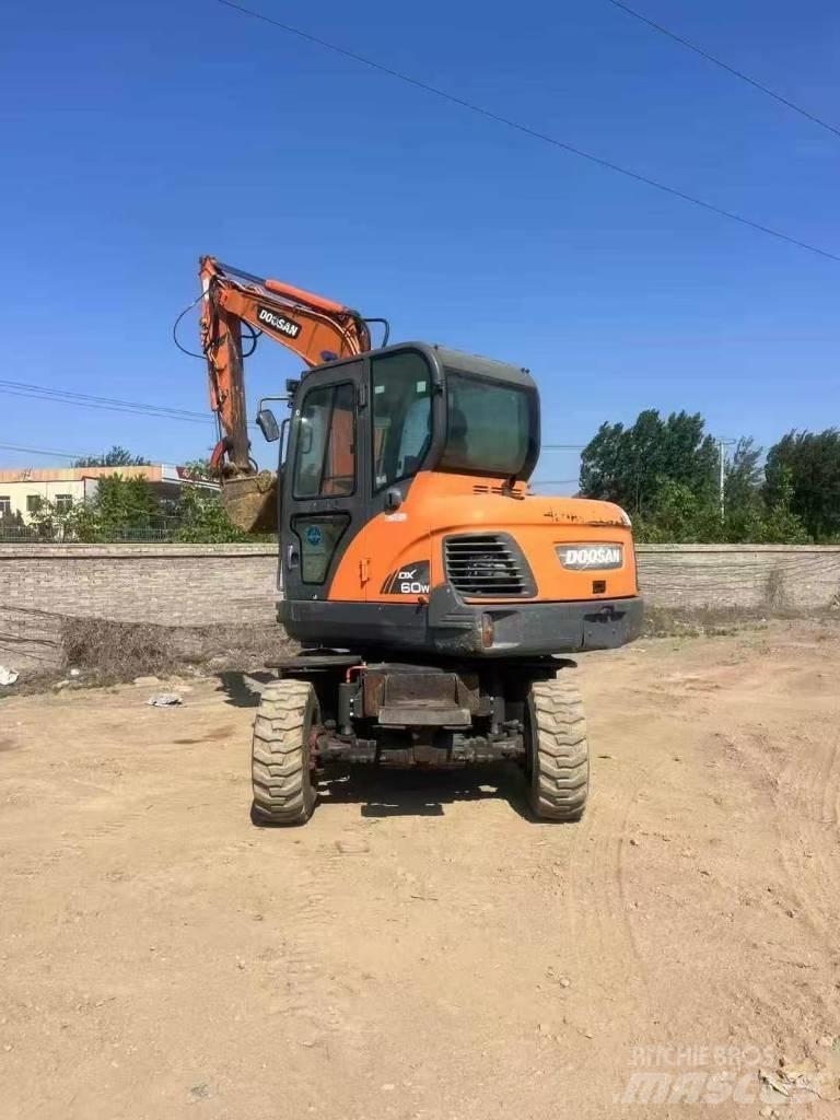 Doosan DX60W Escavatori gommati