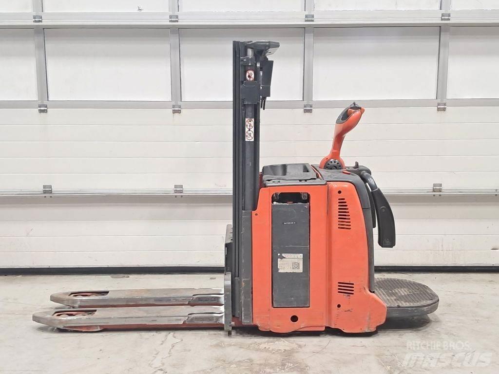 Linde D12 AP Transpallet uomo a terra