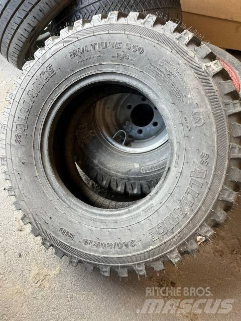 Alliance 550 Pneumatici, ruote e cerchioni